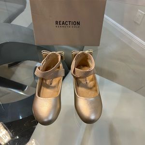 Kenneth Cole Reaction gold toddler shoes size 9